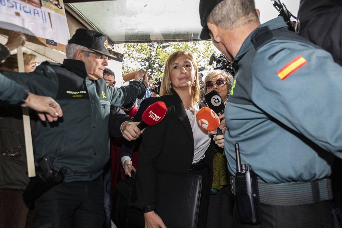 Salomé Pradas, entrando en la Ciudad de la Justicia.