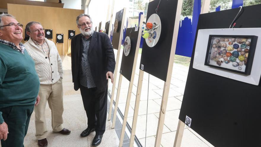 Alejandro Guijarro, con los dos padrinos del Benidorm Gastronómico 2017, viendo algunos de los platos de la exposición.