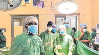 Un médico canario promueve las cirugías poco invasivas en África