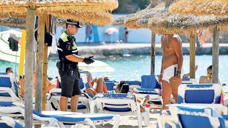 Un agente patrullando por la playa de Magaluf, en Calvià.