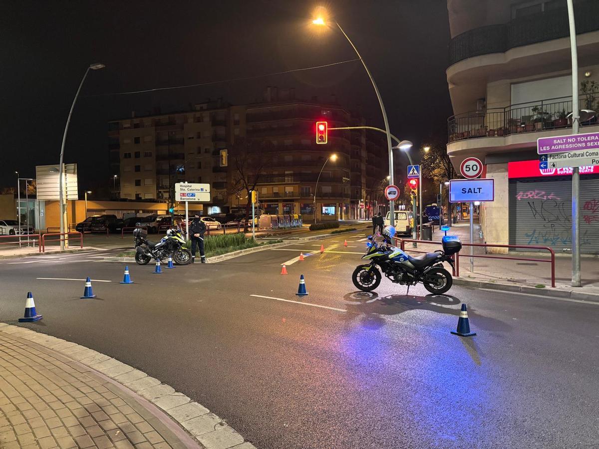 Un control policia a la rotonda del Tren d'Olot.