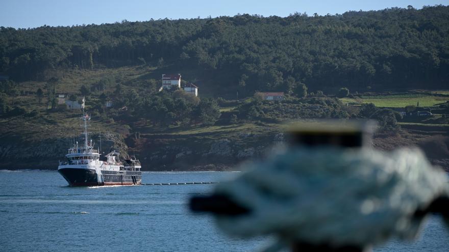 Auxilian o condutor dun coche caído ao mar en Laxe que conseguiu chegar a nado ao peirao