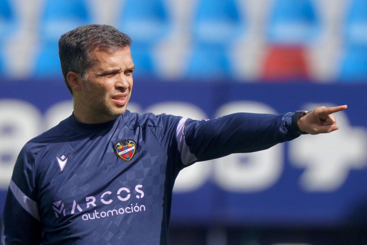 Entrenamiento a puertas abiertas del Levante UD en el Ciutat de ...