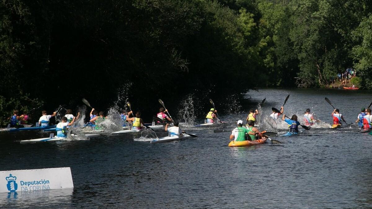Miembros de una asociación deportiva de Ames dedicada a los deportes fluviales en plena actividad