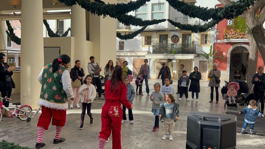 Baile y juegos con Panetone y Cascabel en el Mercat Vell