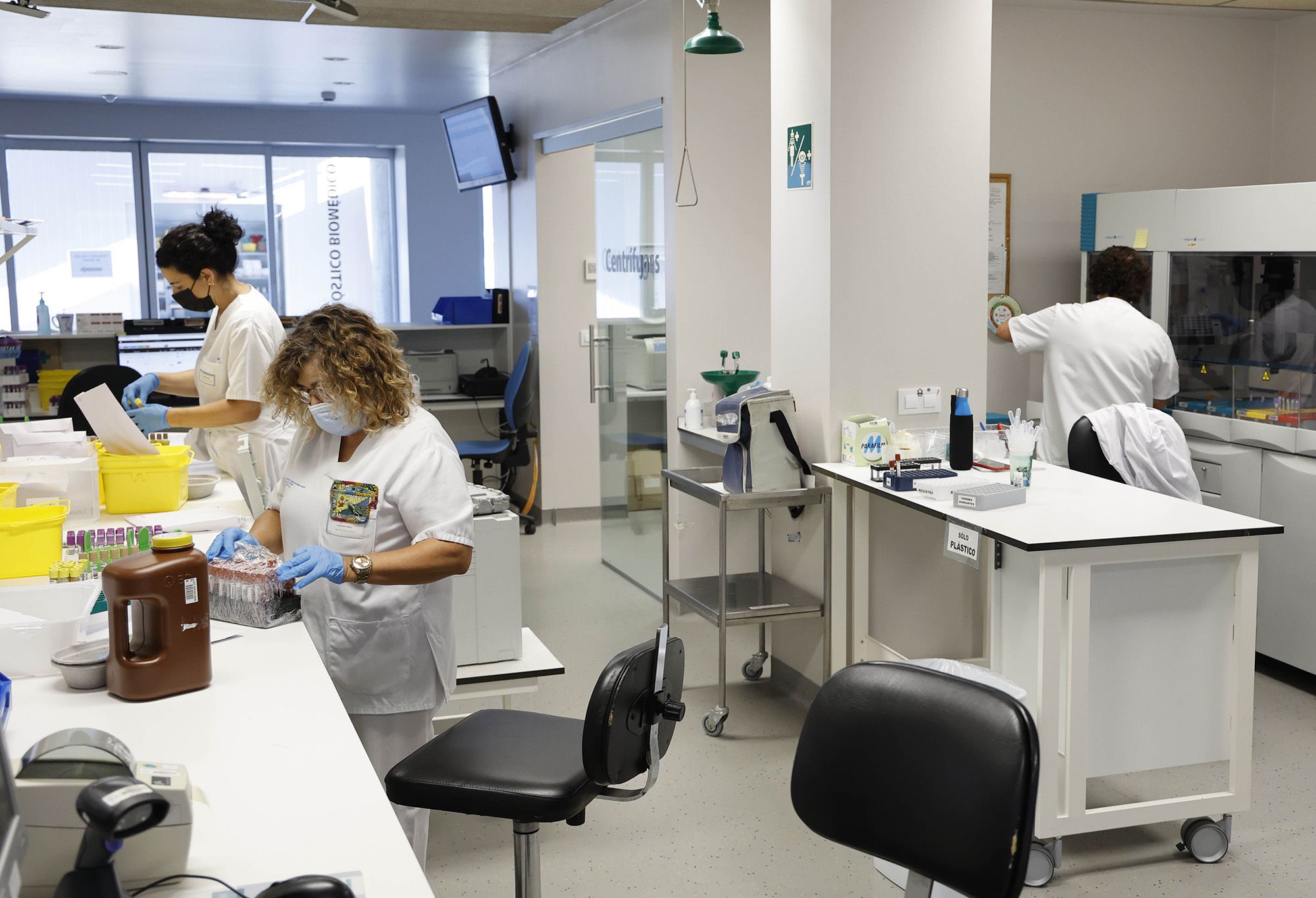 Profesionales del laboratorio del Hospital Meixoeiro recepcionando la llegada de las neveras con las muestras clínicas