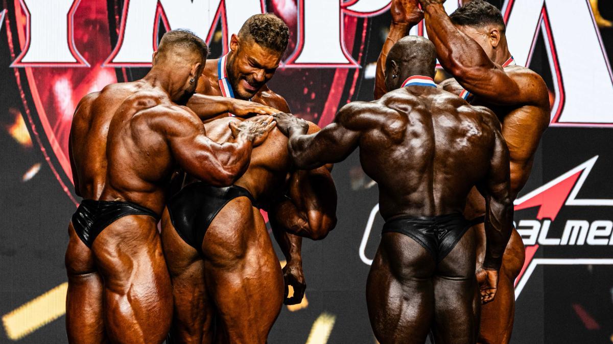 El top-5 felicita a Niall Darwen tras su victoria en Classic Physique