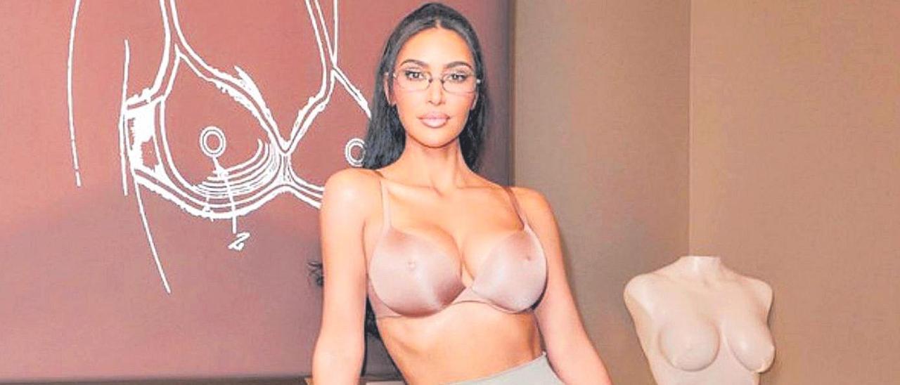 Kim Kardashian luce uno de los sostenes ‘solidarios’ de su firma The Ultimate Nipple Bra.