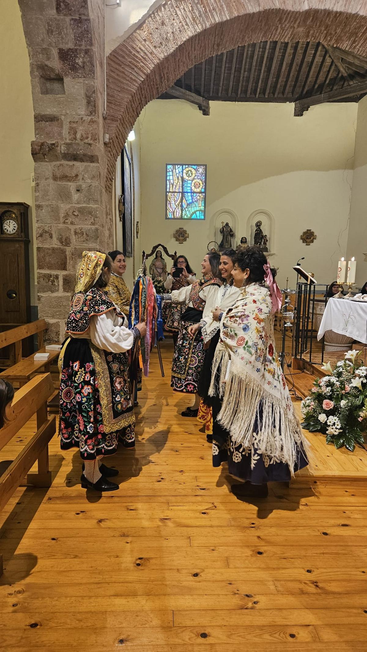 GALERÍA | Las águedas de Pajares salen procesión y bailan La Peregrina