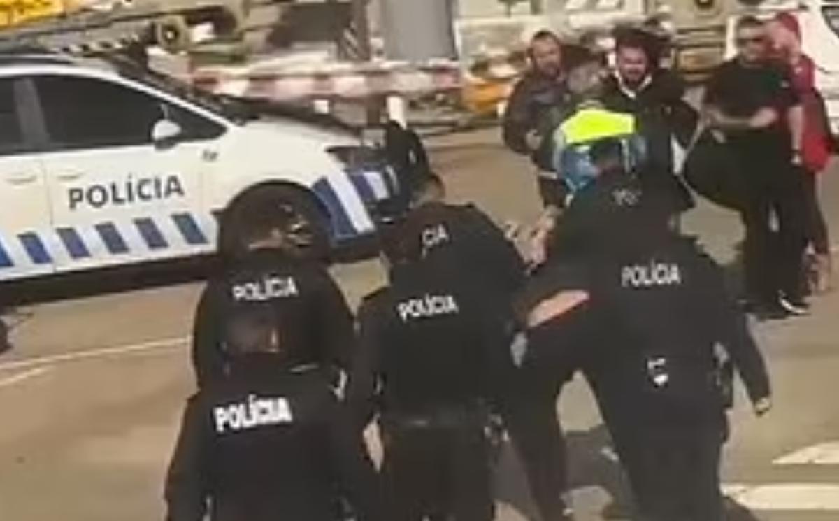 Los agentes policiales llevándose a los alborotadores