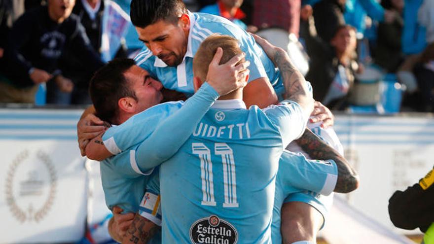 Aspas, Nolito y Guidetti celebran un gol con el Celta // R. Grobas