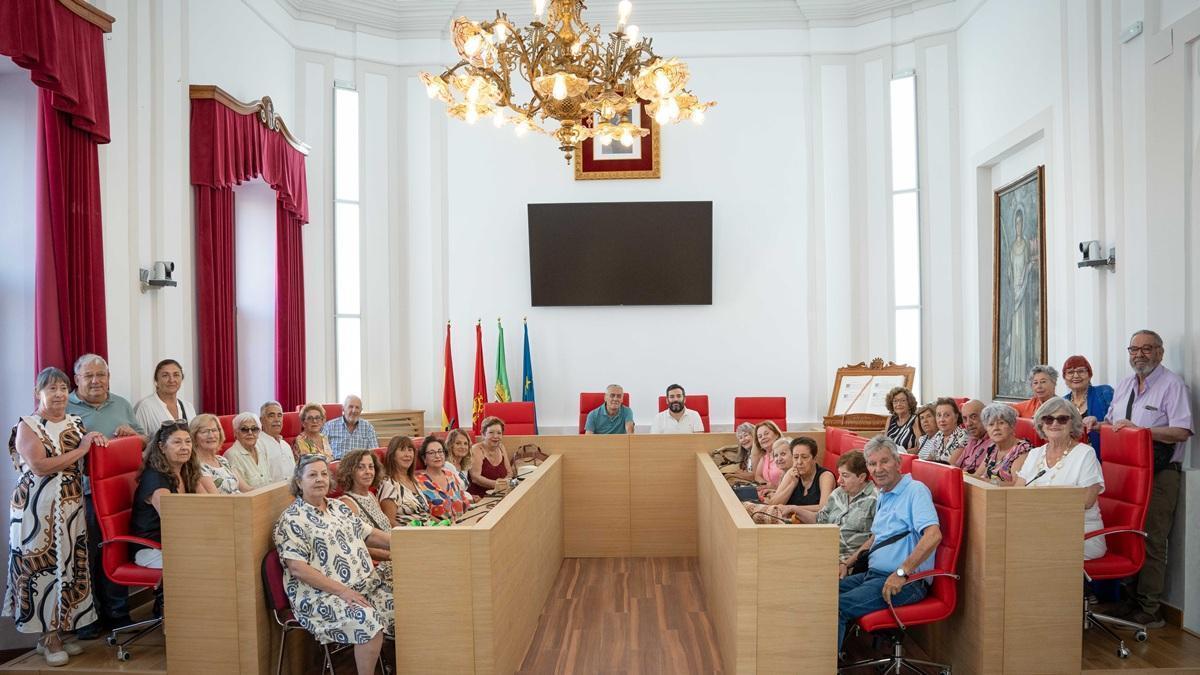 Visita de la Casa de Extremadura en Sanlúcar de Barrameda al Ayuntamiento de Mérida.