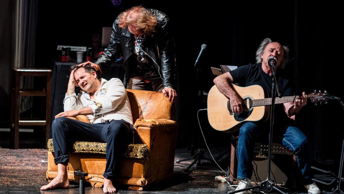 Iván Ares, a la izquierda, acompañado por Agustín Sierra y un músico en directo.