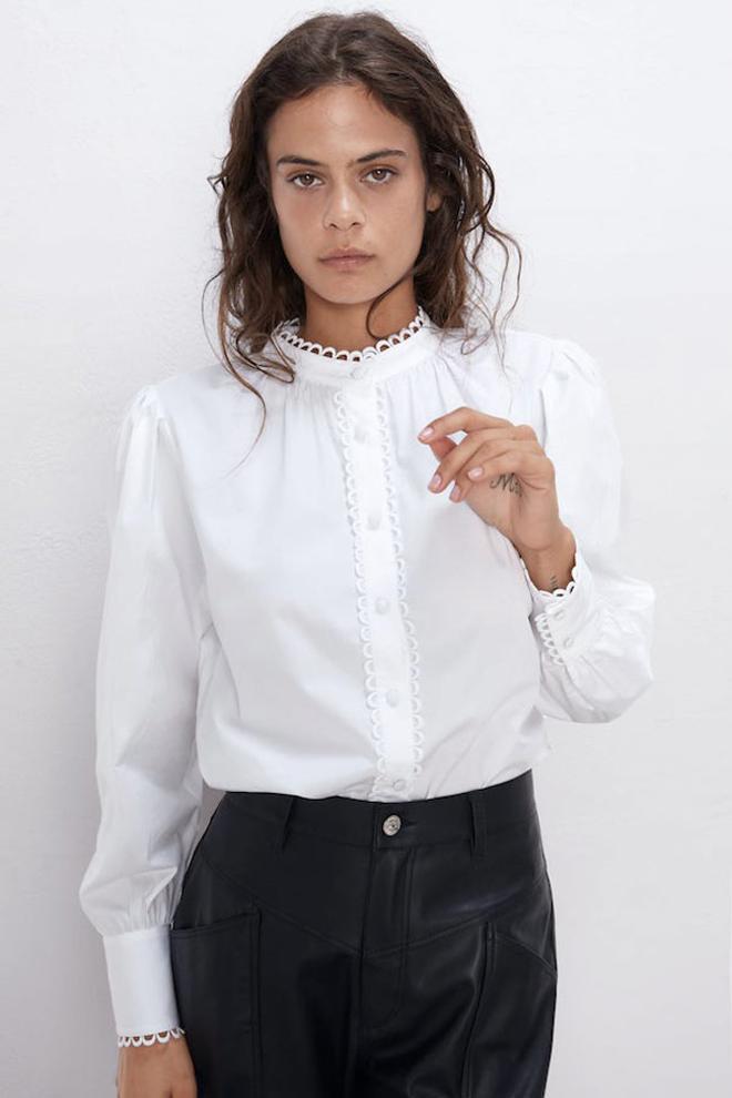 Camisa en popelín con cuello alto y ondas en mangas y cuello, de Zara