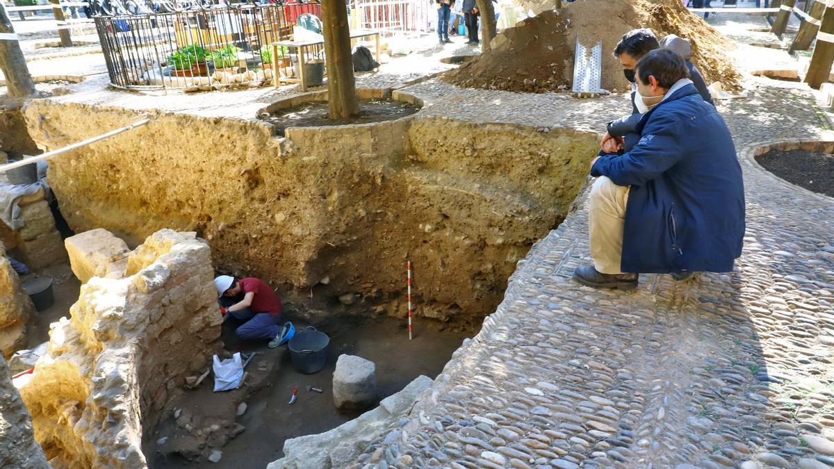 Los arqueólogos Alberto León y Raimundo Ortiz, observan la excavación en el Patio de los Naranjos.