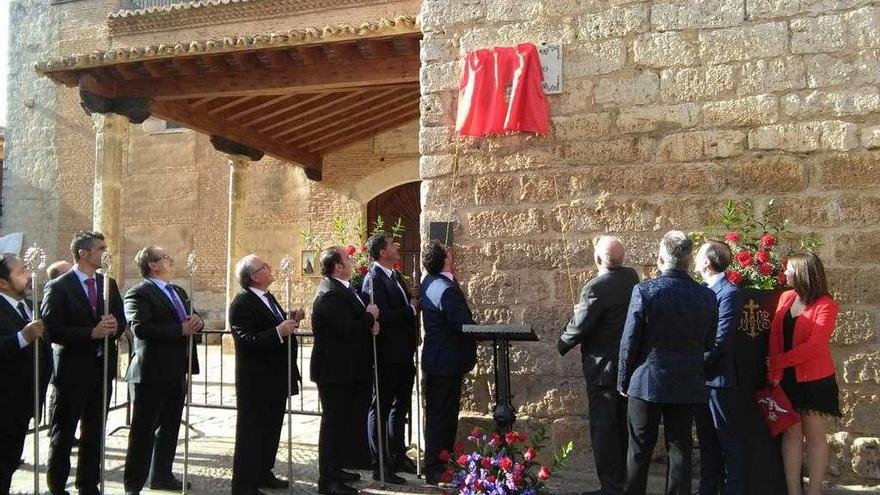 Tomás del Bien y Antonio Roldán destapan la placa que dará nombre a la nueva plazuela.