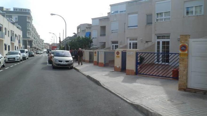 Vecinos denuncian que el cambio de sentido de una calle dificulta el acceso a los parkings