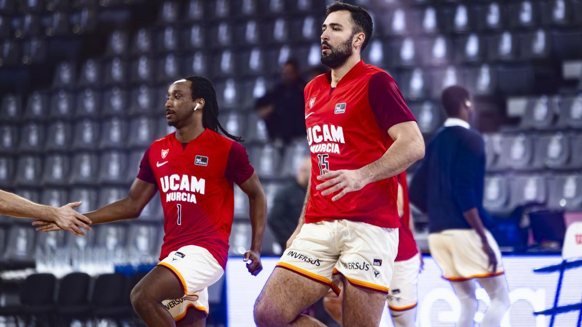 Forrest y Cate, del UCAM Murcia, durante el calentamiento de un partido este año en la ACB.