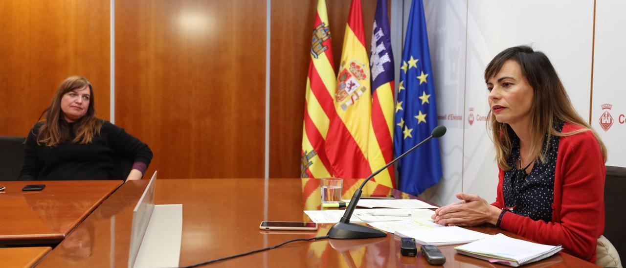 La exconsellera Lydia Jurado, en rueda de prensa y, al fondo, presta atención la exdirectora insular de Igualdad Judit Romero.