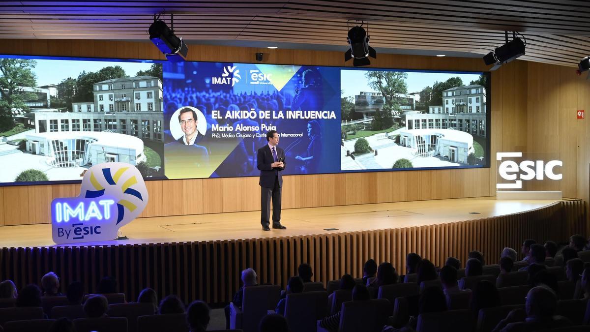 Mario Alonso Puig habló en su ponencia, de la importancia de la adaptación al entorno y la influencia.