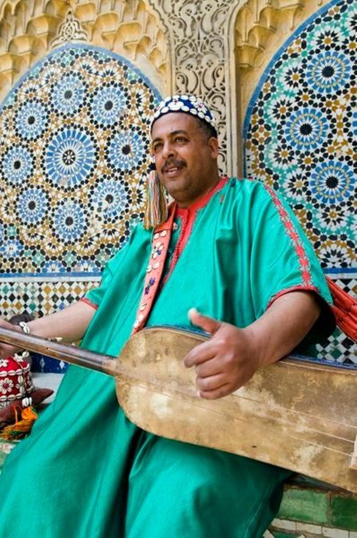 Un hombre que toca el gambri en el Kasbah