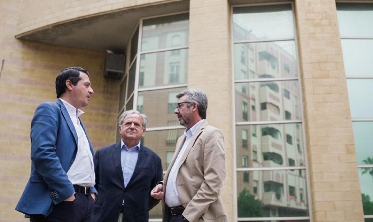 José María Bellido, con Salvador Fuentes y Miguel Ángel Torrico, a las puertas de Vista Alegre.