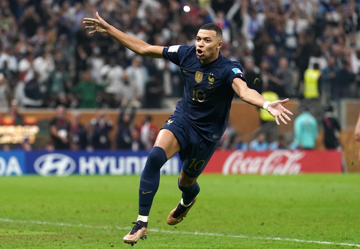 Mbappé celebra uno de sus tres goles en la final del Mundial.