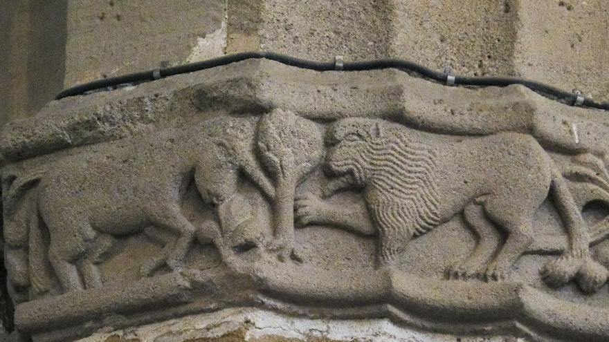 Relieve con un unicornio y un león en la Catedral de Santa Ana.