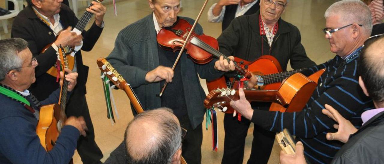 ‘Salvador el del violín’ durante una actuación.