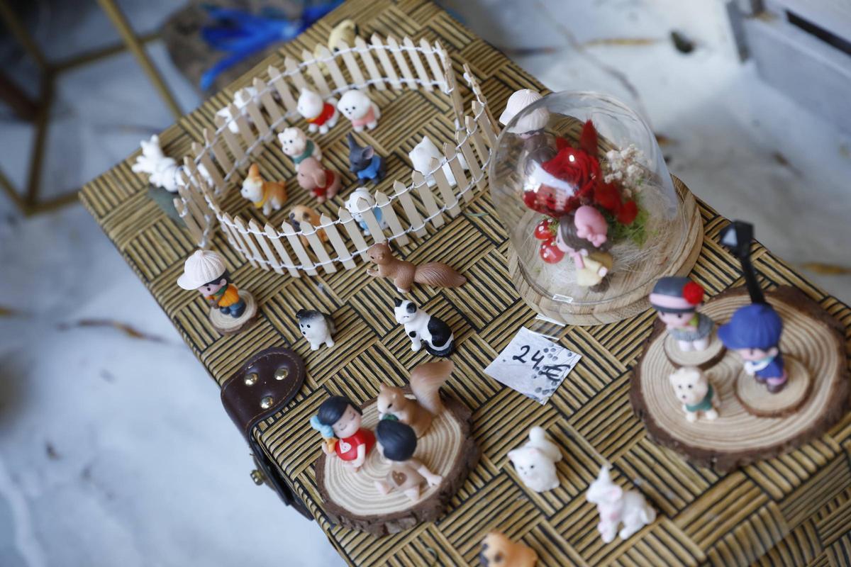 Los comercios de La Calzada animan la Navidad con sus escaparates de concurso (en imágenes)