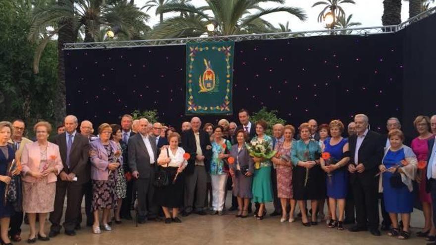 Los homenajeados junto al alcalde y representantes municipales en el Hort de Baix.