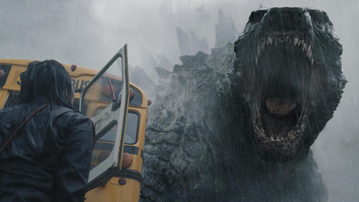 Anna Sawai (de espaldas) frente a Godzilla en Monarch: el legado de los monstruoS.