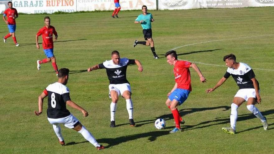 Una jugada del encuentro disputado ayer entre el Benavente y el Zamora CF disputado ayer.