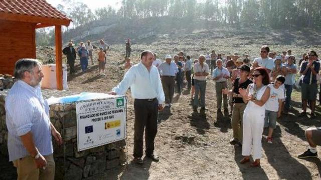 La caseta hasta ahora sin licencia, a la izquierda, en el acto de inauguración de la estación rupestre de Outeiro dos Lameiros, en junio de 2008.  // Ricardo Grobas