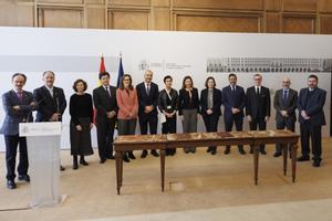 La secretaria de Estado de Transportes, Isabel Pardo de Vera, y el presidente de Aena, Maurici Lucena, con los integrantes de la Alianza para el Uso del Hidrógeno Verde en la Aviación.