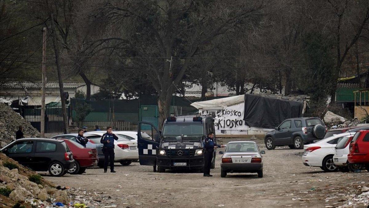 Vecinos de la Cañada Real se enfrentan a pedradas y barricadas a la Policía