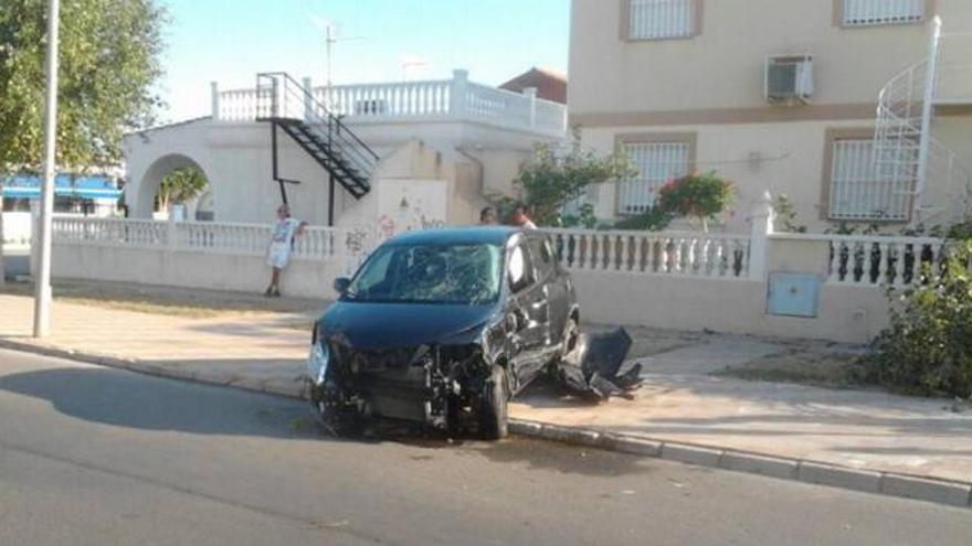 Herido al chocar su vehículo contra un árbol en Los Narejos