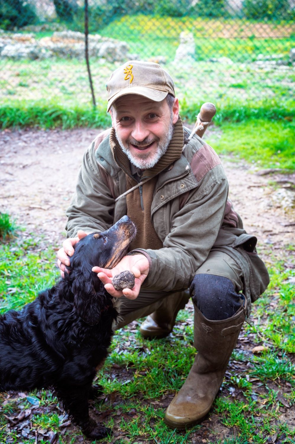 Daniele Guerrieri y su perra Yuma, buscador de trufas