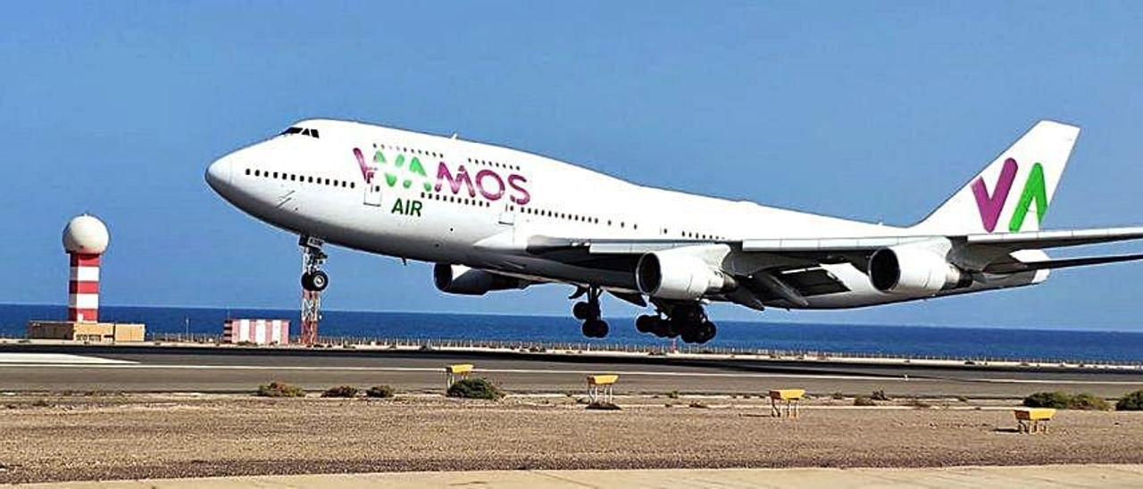 Un Boeing 747 con capacidad para 529 pasajeros, de Wamos Air, aterriza, ayer por la tarde, en el aeropuerto de Fuerteventura para regresar con destino Londres Gatwick.