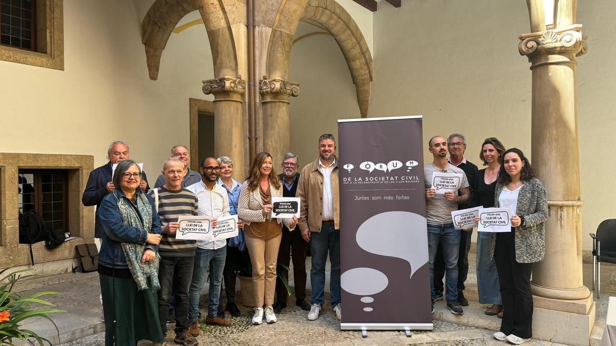 Todas las entidades, esta mañana en Palma, junto a representantes de PSIB, Més y Podemos.