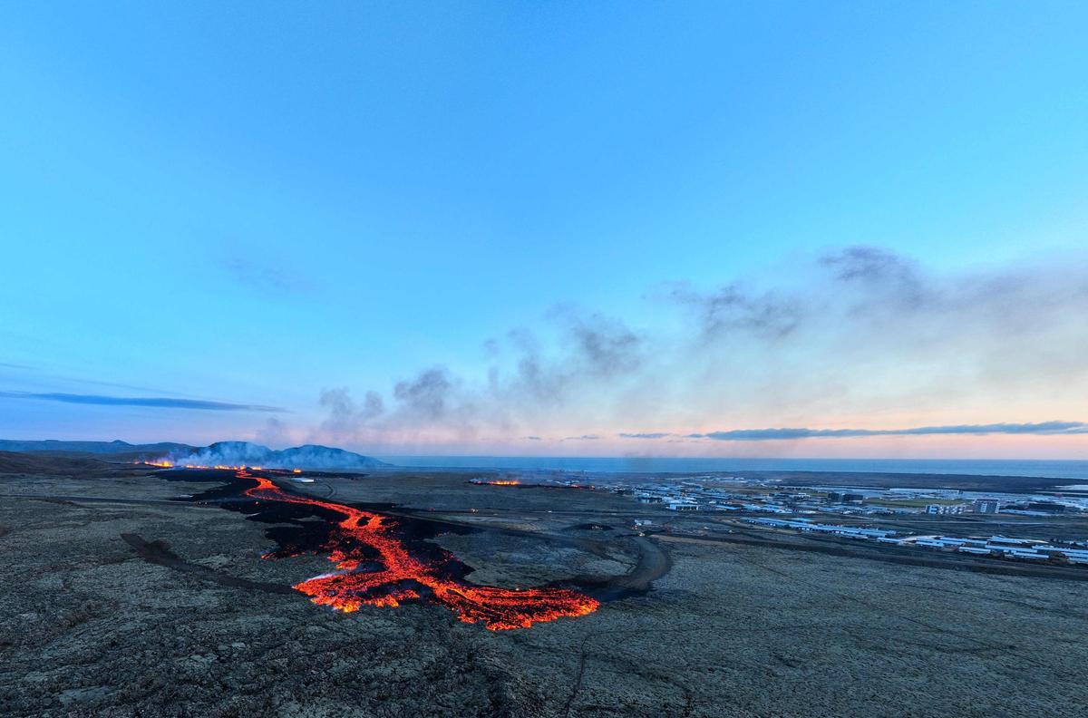 Islandia lucha por contener la lava del volcán en Grindavik