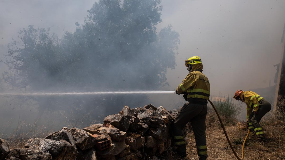 Un bombero trabaja en la extinción del incendio de Losacio (Zamora).