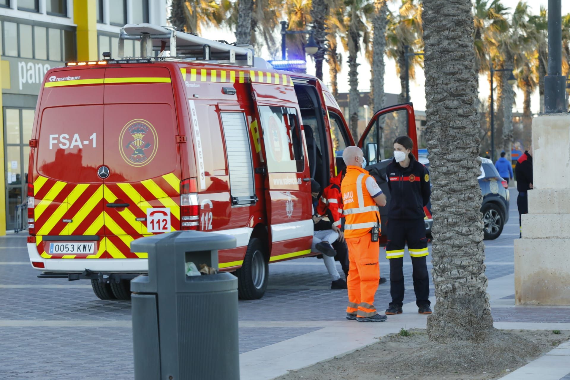 Buscan a un joven desaparecido en el agua de la playa de la Malva-rosa