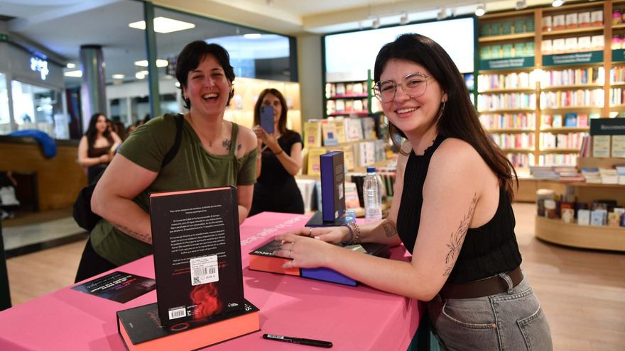 Colas en A Coruña para la firma de libros de Joana Marcús