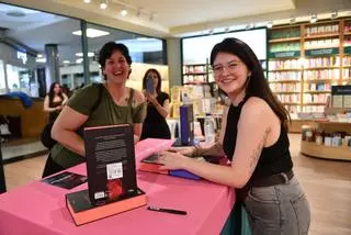 Colas en A Coruña para la firma de libros de Joana Marcús