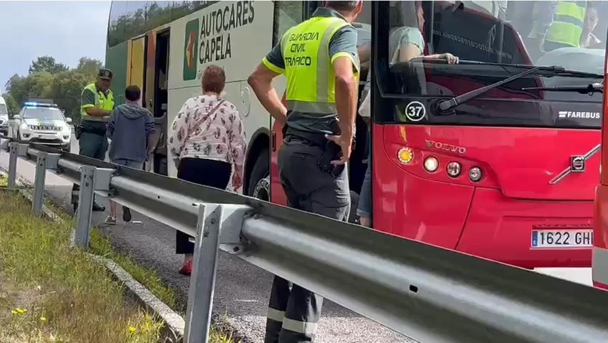 Pasajeros siendo evacuados a otro autobús de la misma empresa
