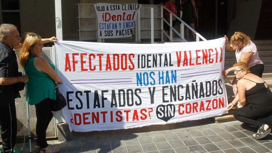 El grupo de afectados, ayer, ante lo que fue la Clínica Idental de la calle Mariano Cuber en València.