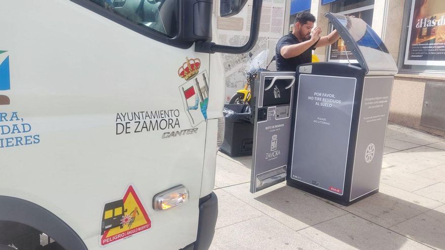 Instalación de una papelera de recogida y compactación de residuos en la plaza de la Constitución. | J. N.