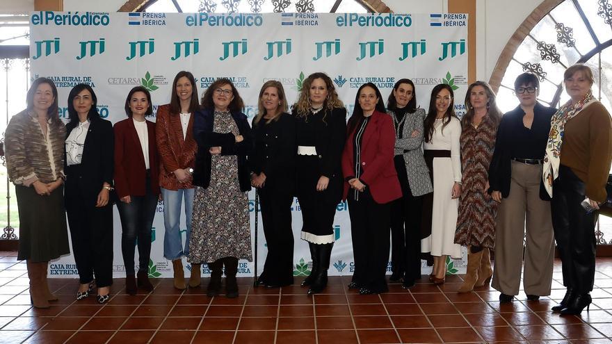 Ponentes  y autoridades en la II Jornada de Mujeres en el sector primario, en El Toril.