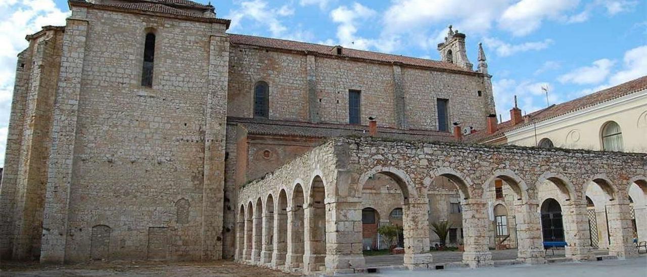 Restos del claustro del convento de los Agustinos en Dueñas (Palencia).